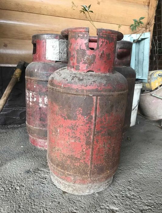 Газовый баллон с шлангом, внутри есть газ