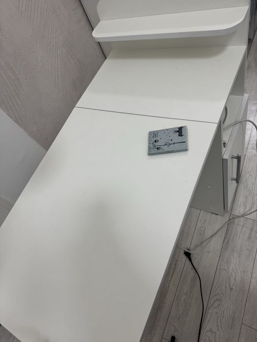 Маникюрный стол , лампа