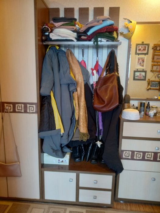 Продам прихожую .