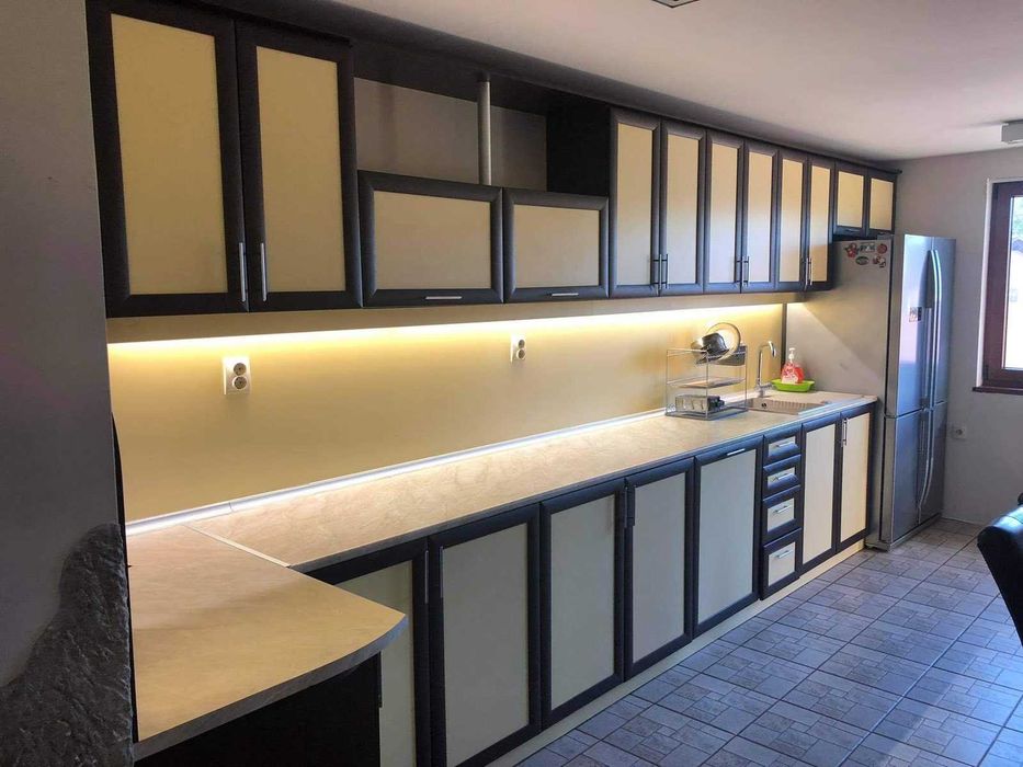 Два етажа от триетажна къща в кв. Вароша - 1500€/м2