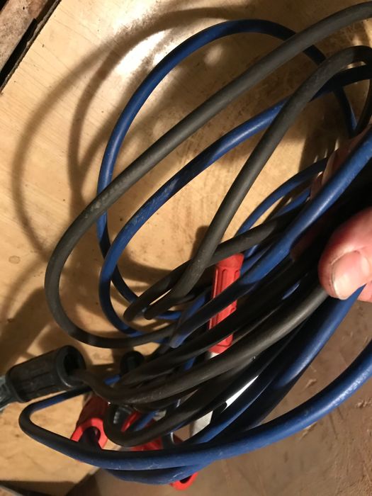 Кабели за подаване на ток към автомобил