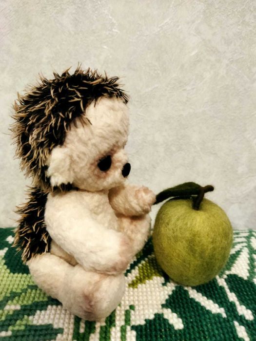 Игрушки интерьерные -ёжики