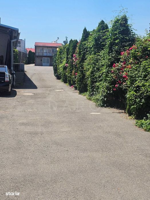 De închiriat spatiù comercial