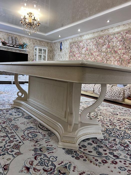 Стол из натурального дерева