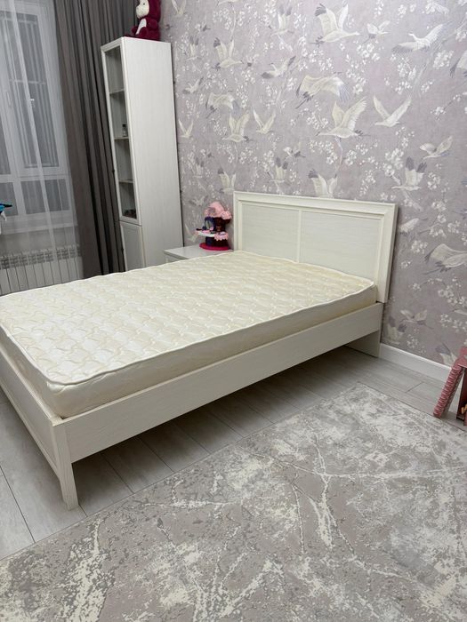 Кровать с матрасом