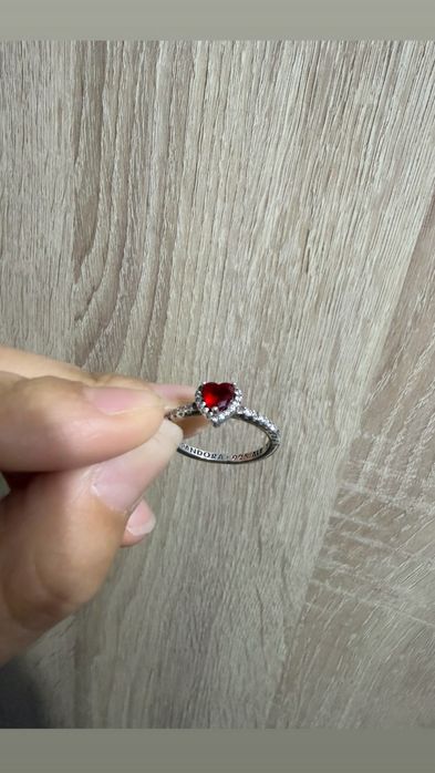 Кольцо Pandora Красное сердце