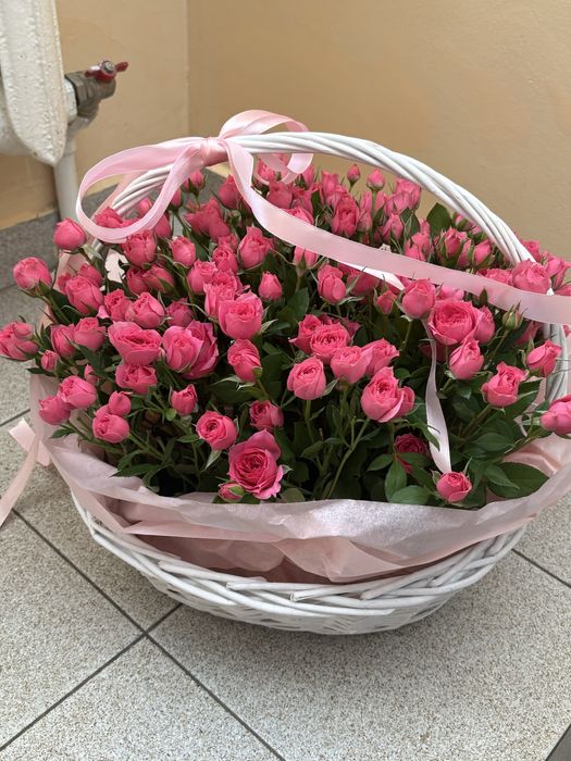 корзина с розами свежие