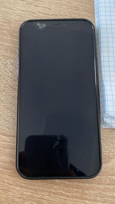 Айфон 11 белый и 12 черный