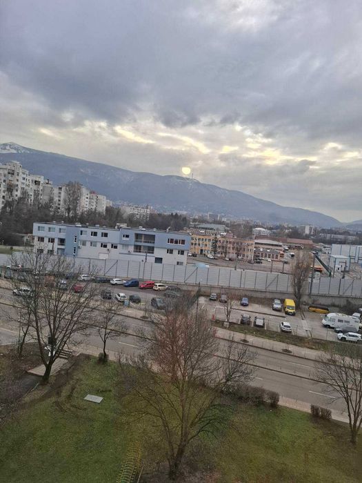 Частно лице продава тристаен апартамент в София, ж.к. Красно село