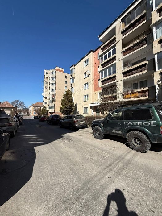 Închiriez apartament cu 2 camere