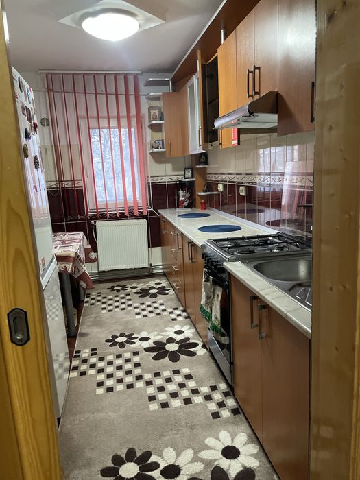 Inchiriez apartament 3 camere