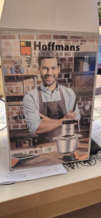 Vînd tocător cu 4 cuțite de inox.