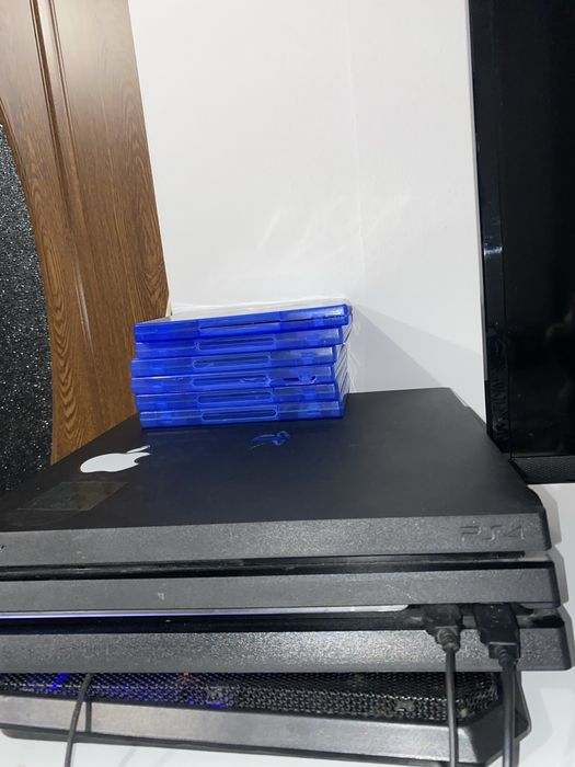 Ps 4 pro aproape impecabil + 3 jocuri