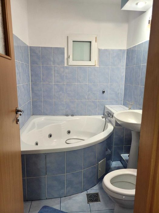 Proprietar, inchiriez apartament 3 cam, decomandat, bilateral, 2 bai, 77 mp, mobilat si utilat, centrala, Craiova-George Enescu, str. Dimbovita, et.3