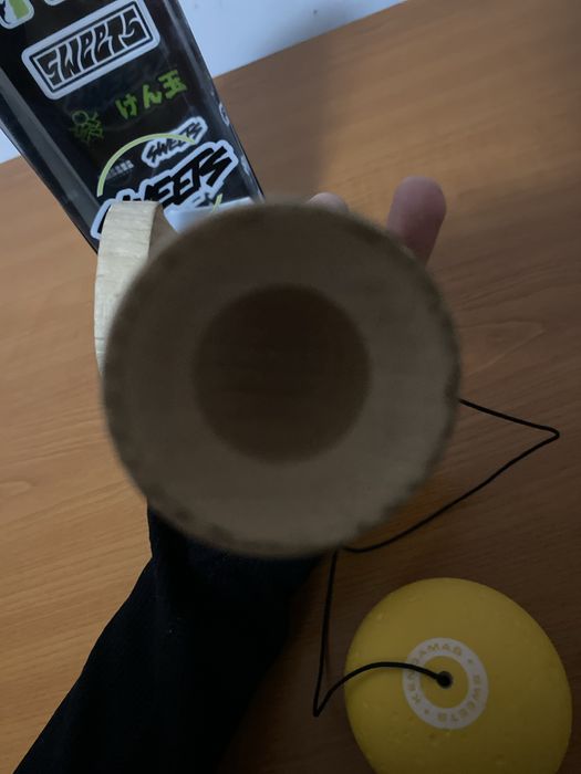 Kendama Sweets tracker pe galben