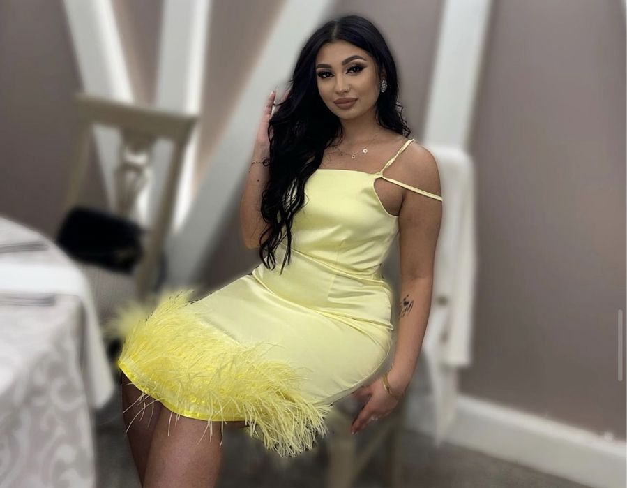 Rochie galbena cu pene