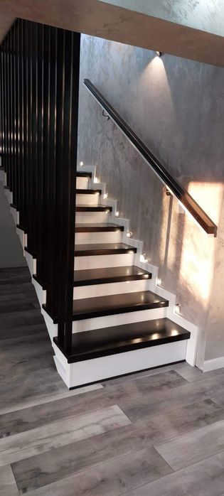 Scări din lemn masiv, balustrade, riflaje