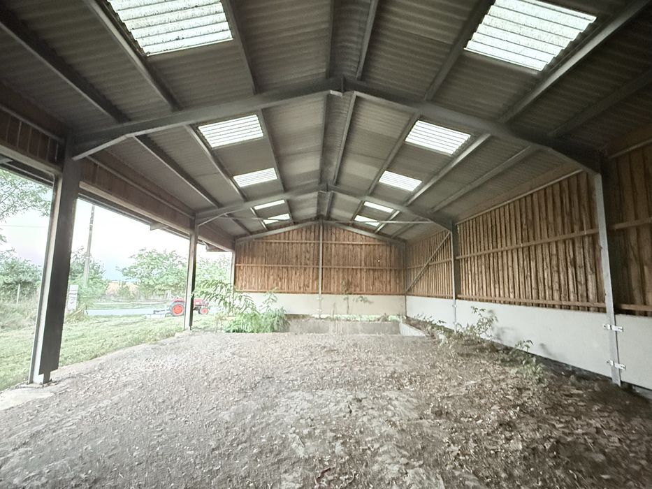 Teren intravilan plus hala