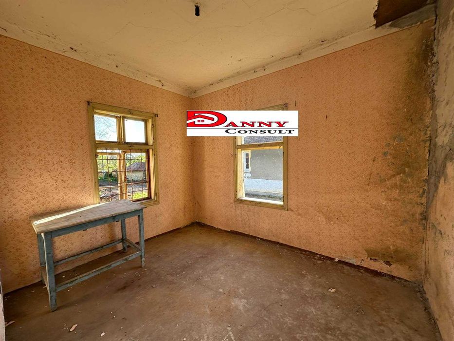 Стара къща с двор и кладенец в с. Горски Сеновец