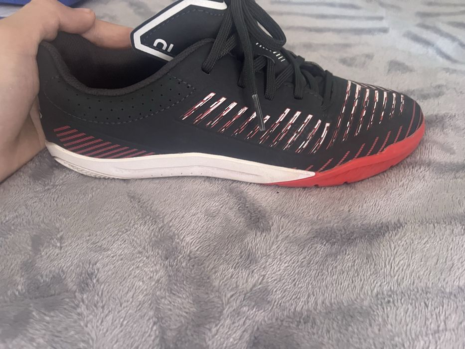 Adidasi kipsta de sala sau si afara