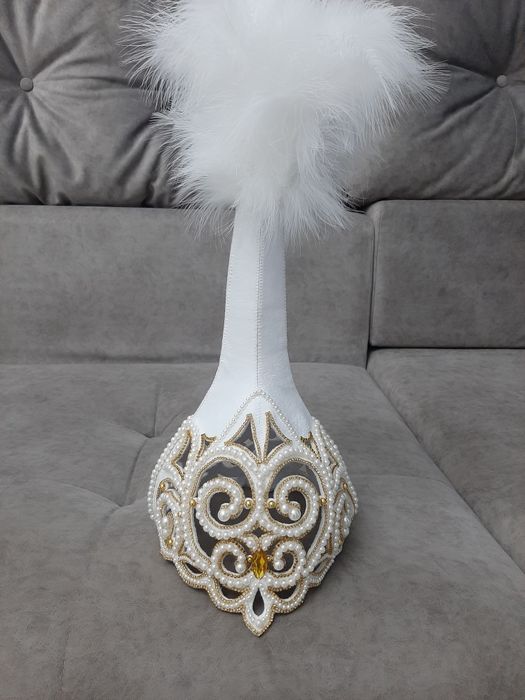 Саукеле , тюбетейка с поясом .