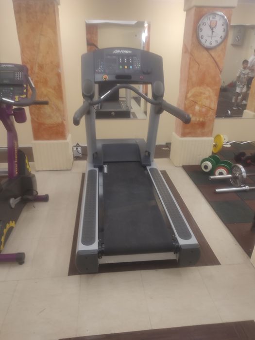 Бягащи пътеки, крос-тренажори, фитнес стълби