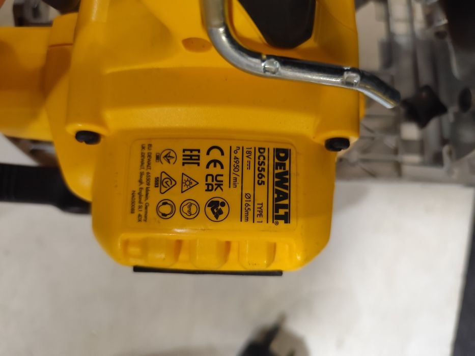 Като НОВ  безчетков ръчен циркуляр Девалт DeWALT DCS565 комплект