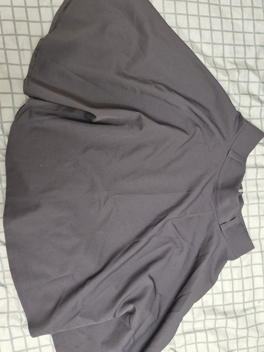 Серая юбка с карманами