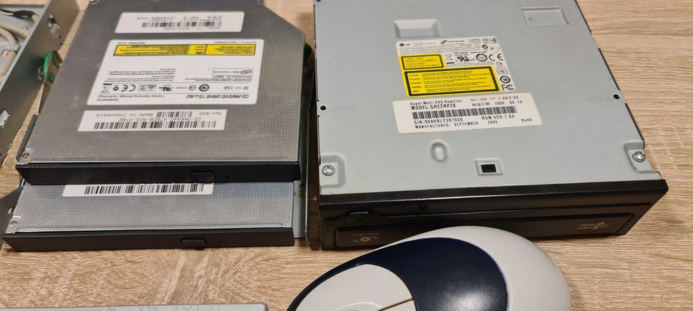 dvd, SD card reader, logitech мишка, displayport