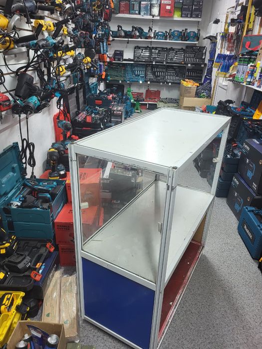 Стеклянная ветрина