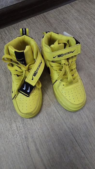 Продам высокие кроссовки