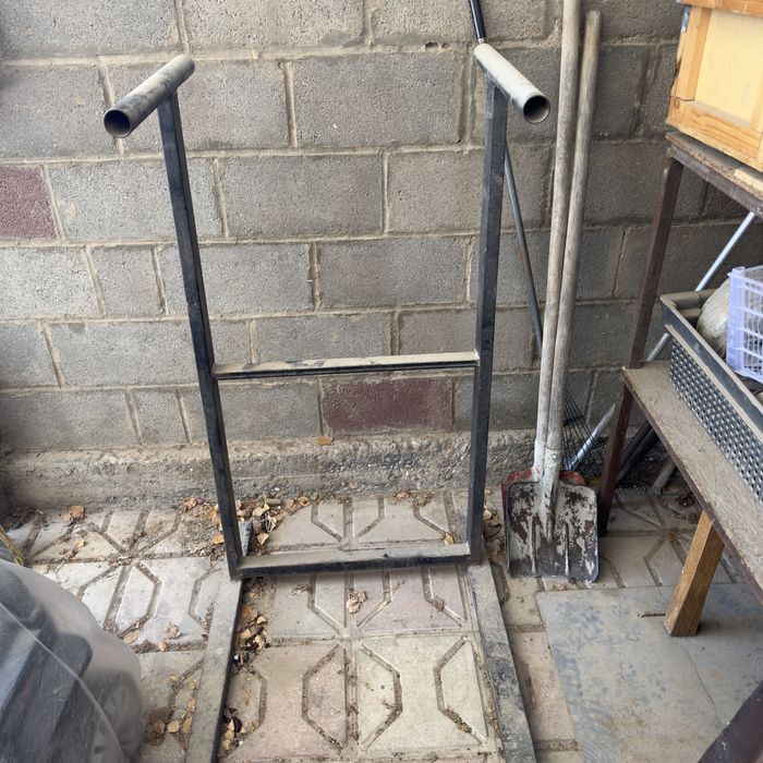 Брусья металлические.