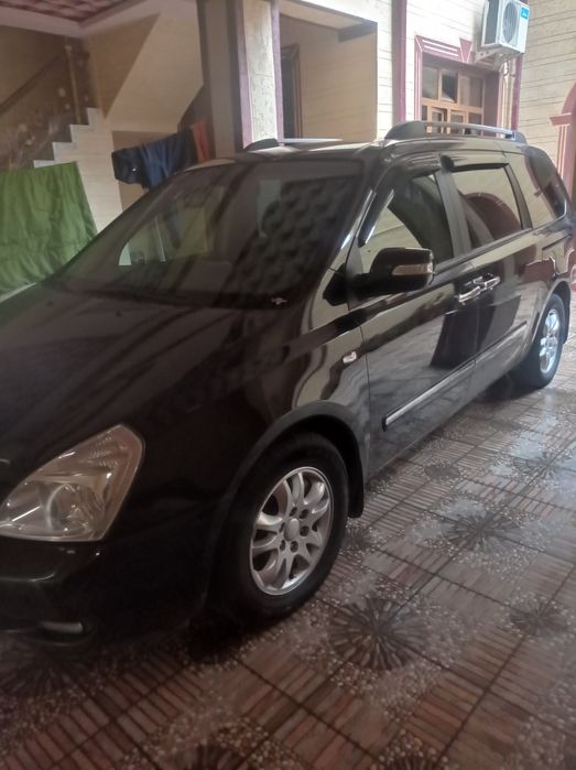 Kia Carnival  qora