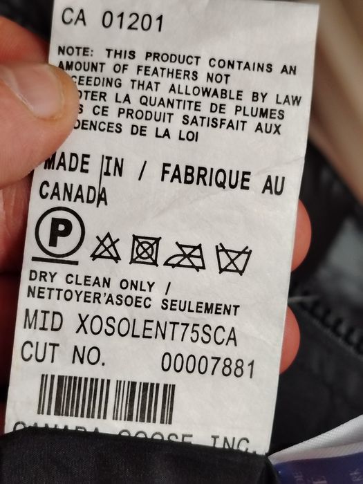 Vînd geacă  damă Canada Goose -marinea  M.  nouă !