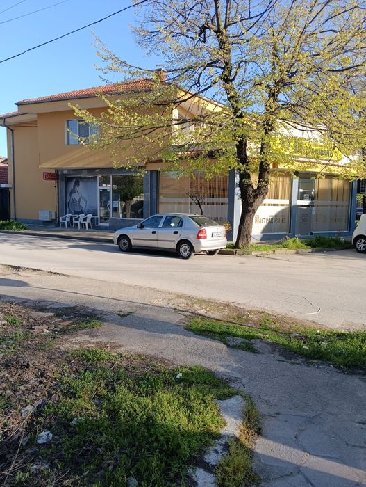 Продава двуетажна сграда жилище и два търговски обекта