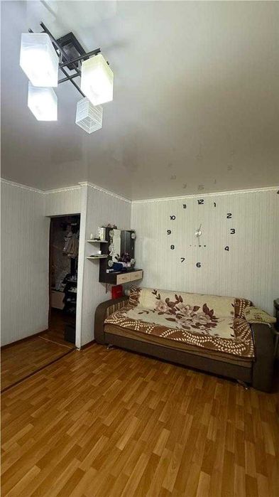 продам 2 комнатную с мебелью