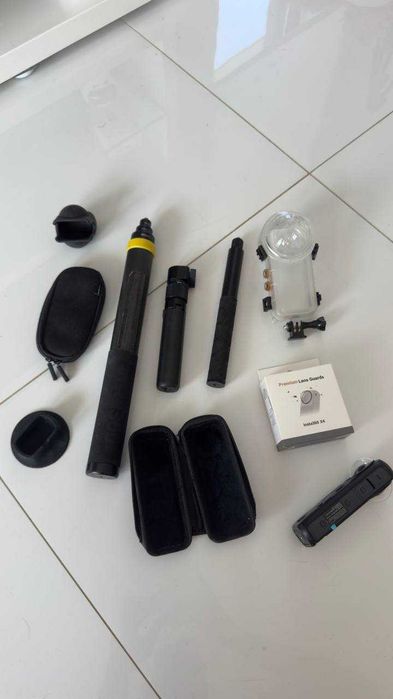 Pachet complet Insta360 X4 + accesorii în valoare de peste 1.500 lei: carcasă subacvatică, Premium Lens, selfie stick extins 3m, monopiede și huse.