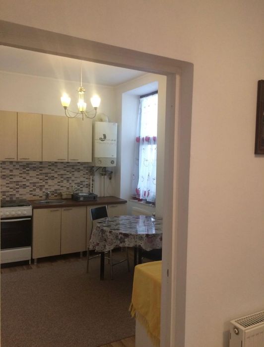 De închiriat apartament la casă, două camere, hol, spatiu ptr gătit, baie, ideal ptr activitate de birou, sau locuință. Alba Iulia-Centru, zona ANAF