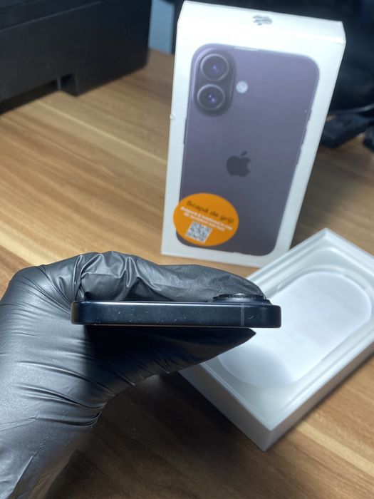 iPhone 16• 128 GB • Black