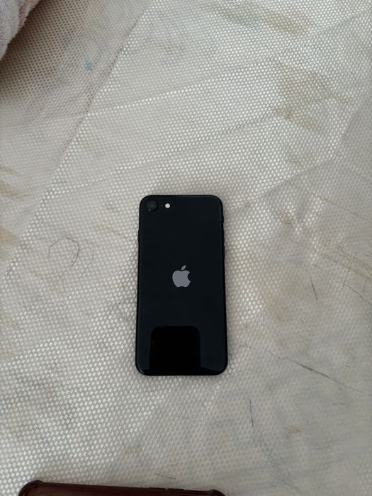 Продам айфон se 2020 черный