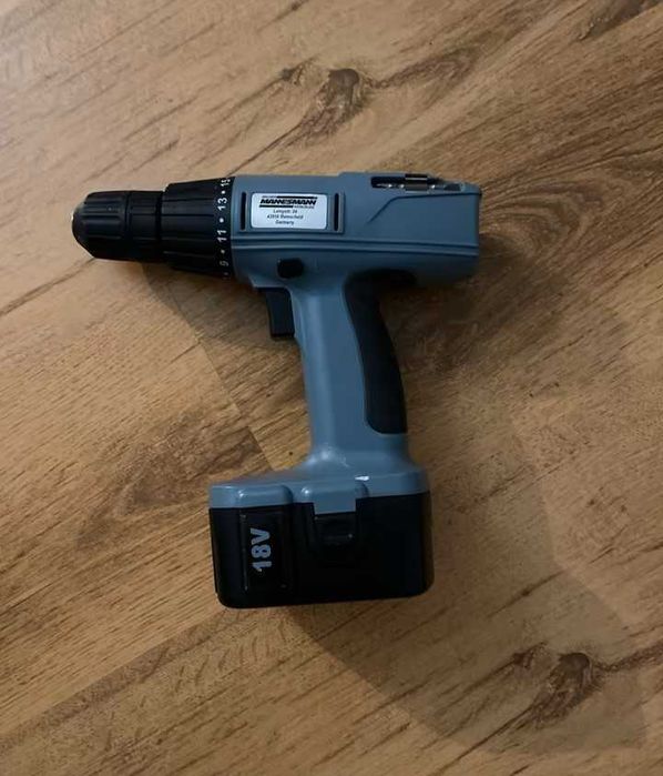 Bormasina autofiletanta cu acumulator la cutie, incarcator