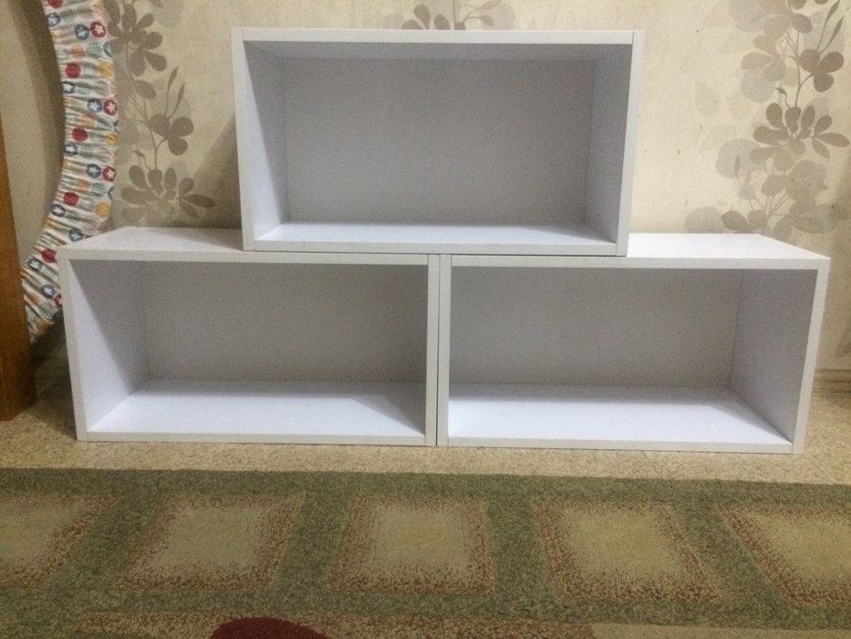 Полки настенные из ламината.