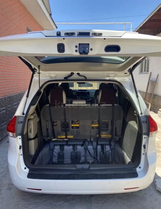Toyota Sienna 2010 года.