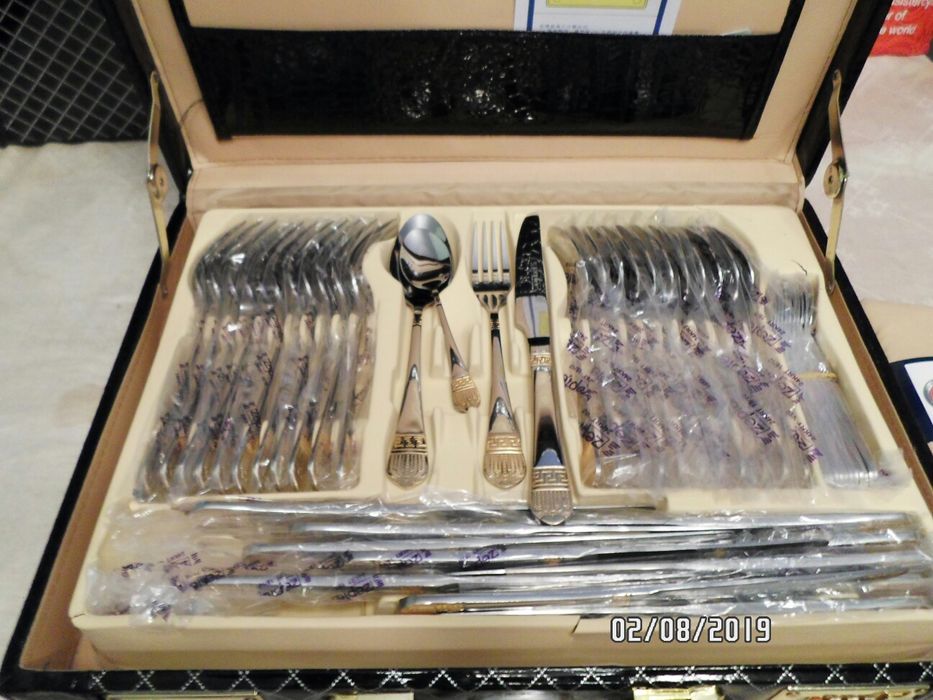 Столовый подарочный набор для любимой семьи.