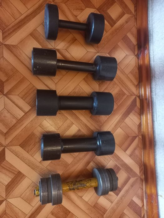 Гантели разных весов. Нунчаки-5000.