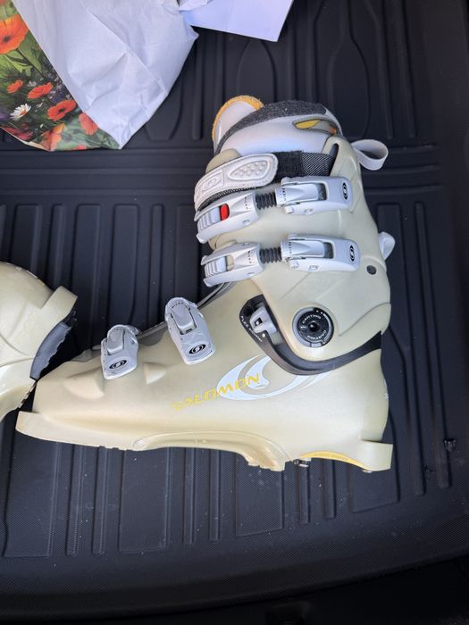 Женские горнолыжные ботинки Salomon