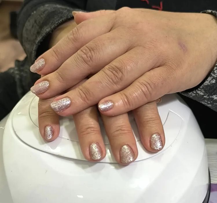 Начинающий мастер маникюра