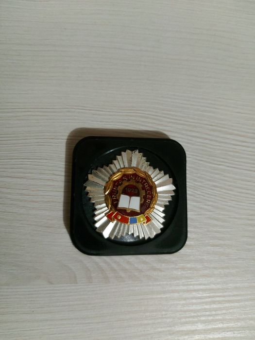 Insigna RSR - Fruntas in intrecere 1973