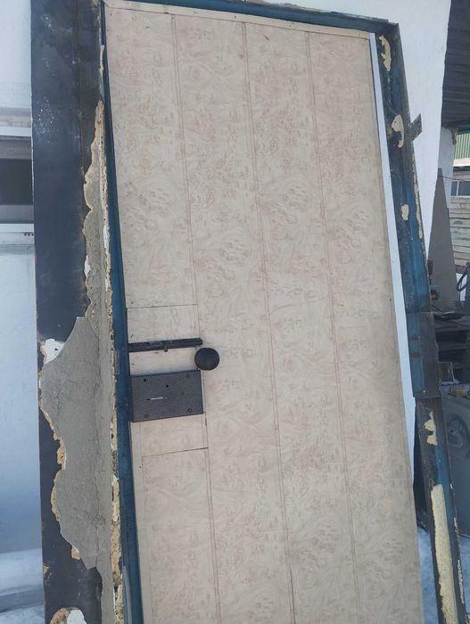 Продам железную дверь