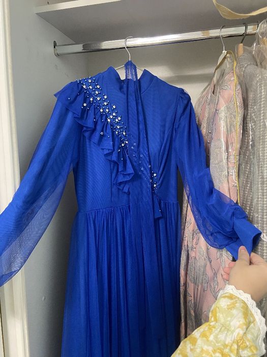 Длинное платье с рукавами